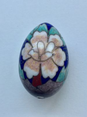 ביצת קלוזונה קטנה בעיטורי פרחים.