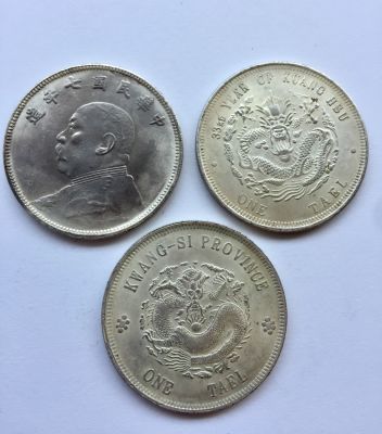לוט 3 מטבעות מסין. לא ברורה לנו מקוריות המטבעות. נמכר כרפליקה.