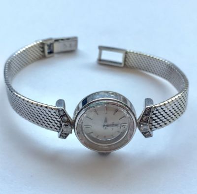 שעון נשים OMEGA זהב לבן 18K , מנגנון מכני. משובץ 10 יהלומים במשקל כולל של כ- 0.26 קראט. 
משקל 
