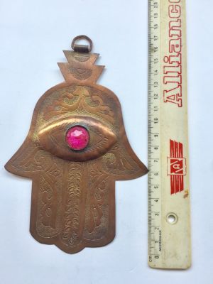 חמסה גדולה, ישנה מאוד עשויה נחושת בעבודת יד מצב טוב מאוד. 
מידות: 16.5 ס"מ 
סגולה נגד עין הרע 