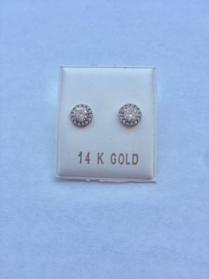 זוג עגילי זהב לבן 14K. דגם פרח. משובץ זירקונים. 
סוגר סיליקון נצמד לאוזן. הפריט לא נמכר עפ"י משקל.