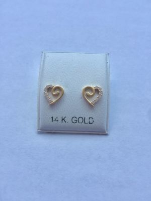זוג עגילי זהב 14K. דגם לב. חציו משובץ זירקונים. 
סוגר סיליקון נצמד לאוזן. הפריט לא נמכר עפ"י משקל.