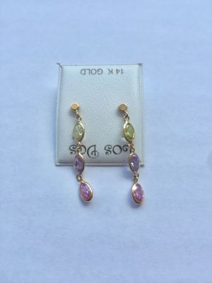 זוג עגילי זהב 14K. דגם מחרוזת משבוץ אבני חן צבעוניות. 
סוגר סיליקון נצמד לאוזן. הפריט לא נמכר 