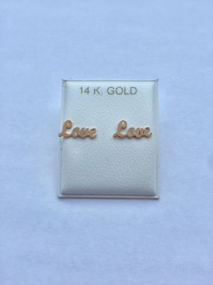 זוג עגילי זהב 14K. דגם LOVE. 
סוגר סיליקון נצמד לאוזן. הפריט לא נמכר עפ"י משקל.