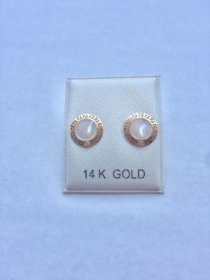 זוג עגילי זהב 14K. דגם ורסצ'ה. משובץ אם הפנינה וזירקון. 
סוגר סיליקון נצמד לאוזן. הפריט לא נמכר 
