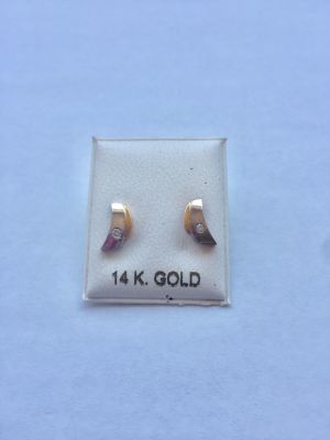 זוג עגילי זהב לבן וצהוב 14K. דגם ירח. משובץ זירקון. 
סוגר סיליקון נצמד לאוזן. הפריט לא נמכר 