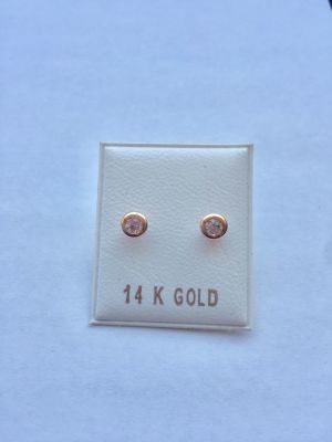 זוג עגילי זהב אדום 14K. משובץ זירקונים. 
סוגר סיליקון נצמד לאוזן. הפריט לא נמכר עפ"י משקל.