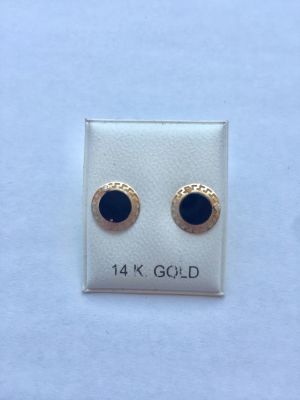 זוג עגילי זהב 14K. דגם ורסצ'ה. משובץ אוניקס וזירקון. 
סוגר סיליקון נצמד לאוזן. הפריט לא נמכר 