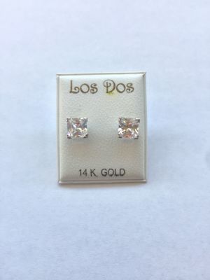 זוג עגילי זהב לבן 14K. משובץ זירקונים גדולים ליטוש פרינסס. 
סוגר סיליקון נצמד לאוזן. הפריט לא 