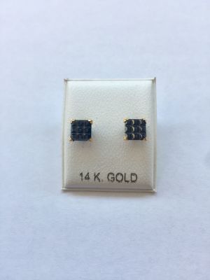 זוג עגילי זהב צהוב 14K. משובץ אבני אוניקס עם חריטות לייזר. 
סוגר סיליקון נצמד לאוזן. הפריט לא 