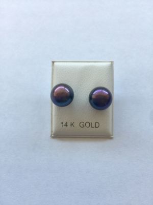 זוג עגילי זהב 14K עם פנינה מתורבתת גדולה (קוטר כס"מ). 
סוגר סיליקון נצמד לאוזן. הפריט לא נמכר 