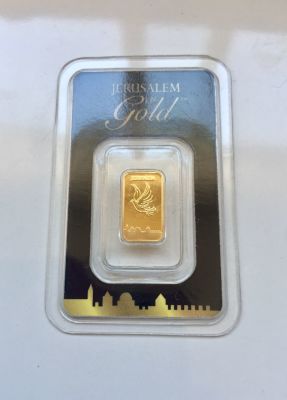 מטיל זהב טהור 999.9 באריזה מקורית. 1 גרם. 
מספר סידורי: 06818 
FINE GOLD BAR 
