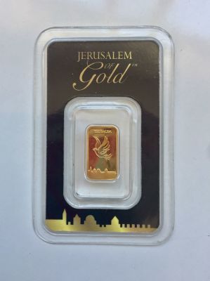 מטיל זהב טהור 999.9 באריזה מקורית. 1 גרם. 
מספר סידורי: 06823 
FINE GOLD BAR 
