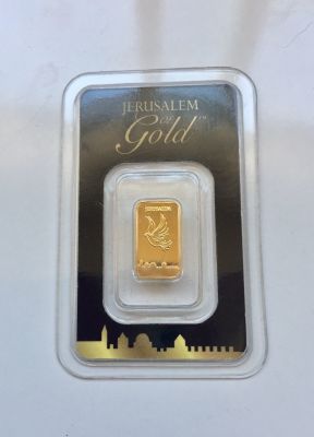 מטיל זהב טהור 999.9 באריזה מקורית. 1 גרם. 
מספר סידורי: 06830 
FINE GOLD BAR 

