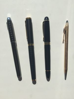 לוט 4 עטים (3 נובעים 1 רגיל).