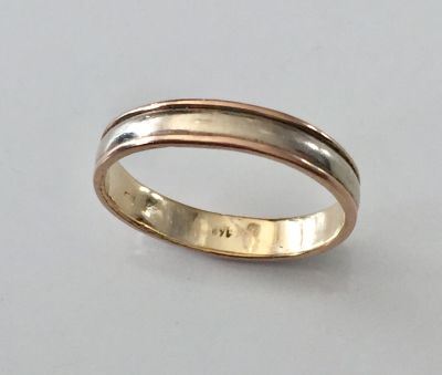 טבעת זהב 14K. משומשת. שתי צבעים. חתומה. מידה 58.