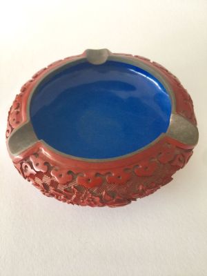 מאפרה מהממת מגולפת מצינובר ומשולבת עם ברונזה ואמייל.