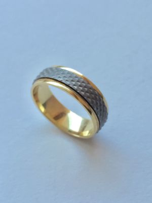 טבעת זהב 14K. בסגנון כפול ומתגלגל. יכולה לשמש לנישואין. חתום. 
מידה: 17. 
משקל: 5.2 גר'.