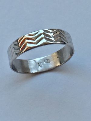 טבעת זהב 14K לבן. יכולה לשמש לנישואין. חתום. 
מידה: 15.5. 
משקל: 1.8 גר'.