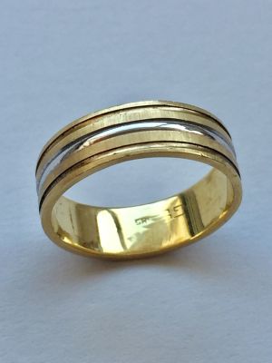 טבעת זהב 14K שתי צבעים. יכולה לשמש לנישואין. חתום. 
מידה: 14.5. 
משקל: 4 גר'.