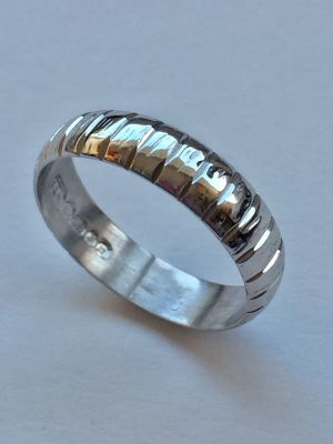 טבעת זהב 14K לבן. יכולה לשמש לנישואין. חתום. 
מידה: 17. 
משקל: 3.8 גר'.