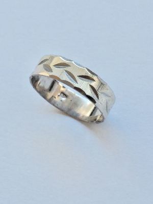 טבעת זהב 14K לבן עם חריטות לייזר. יכולה לשמש לנישואין. חתום. 
מידה: 14. 
משקל: 2 גר'.