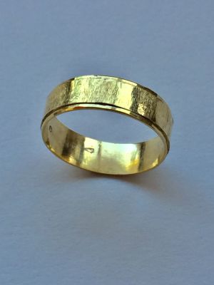 טבעת זהב 14K צהוב. יכולה לשמש לנישואין. חתום. 
מידה: 14. 
משקל: 2.5 גר'.