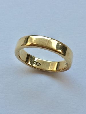 טבעת זהב 14K צהוב. יכולה לשמש לנישואין. חתום. 
מידה: 10. 
משקל: 3.9 גר'.