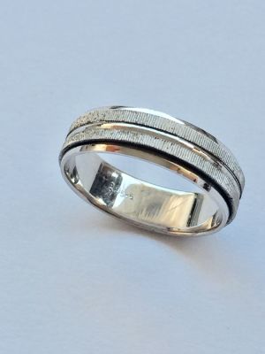 טבעת זהב 14K לבן עם חריטות לייזר. בסגנון כפול ומתגלגל. יכולה לשמש לנישואין. חתום. 
מידה: 18.5. 