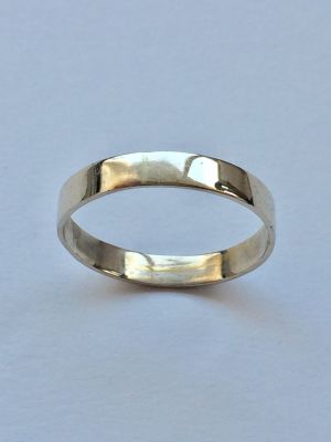 טבעת זהב 14K. יכולה לשמש לנישואין. לא חתום - נבדק בחומצה. 
מידה: 28. 
משקל: 3 גר'. 