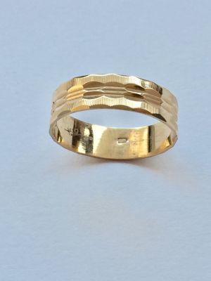 טבעת זהב 14K צהוב עם חריטות לייזר. יכולה לשמש לנישואין. חתום. 
מידה: 13. 
משקל: 1.9 גר'.
