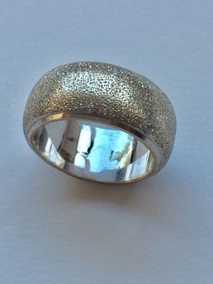 טבעת זהב 14K לבן עם חריטות לייזר. יכולה לשמש לנישואין. חתום. 
מידה: 13. 
משקל: 6.9 גר'.