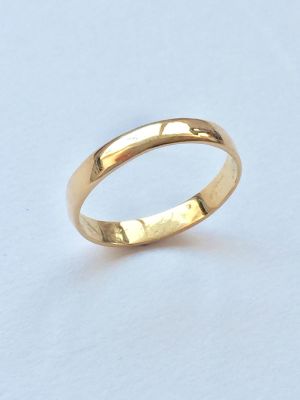טבעת זהב 18K צהוב. יכולה לשמש לנישואין. לא חתום - נבדק בחומצה. 
מידה: 14.5 . 
משקל: 2 גר'. 