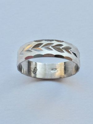 טבעת זהב 14K לבן עם חריטות לייזר. יכולה לשמש לנישואין. חתום. 
מידה: 13. 
משקל: 1.9 גר'.