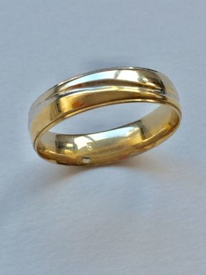 טבעת זהב 14K משולב צהוב ולבן. יכולה לשמש לנישואין. חתום. 
מידה: 22. 
משקל: 4.2 גר'.
