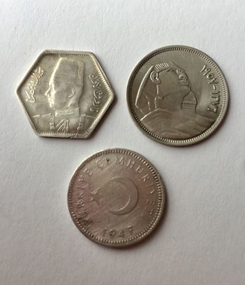 לוט 3 מטבעות כסף (מצרים וטורקיה). 
1) מצרים, 2 פיאסטר 1944 - משושה. 
כסף 0.500, משקל 2.8 גר' 