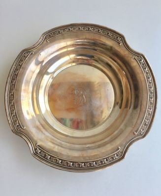 קערת כסף יפה ומיוחדת. חתום.