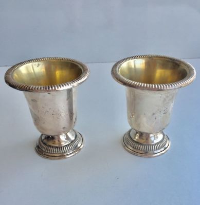 זוג גביעי כסף מקסימים עם שאריות הזהבה. חתום.