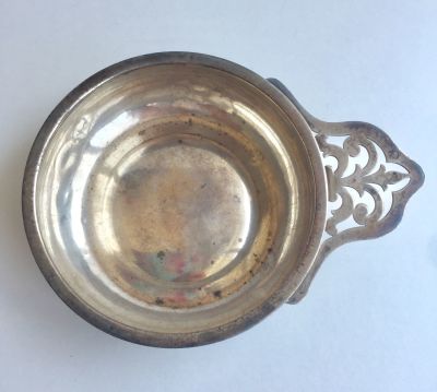כלי לטעימת יין מכסף עם עבודת חסר. חתום.