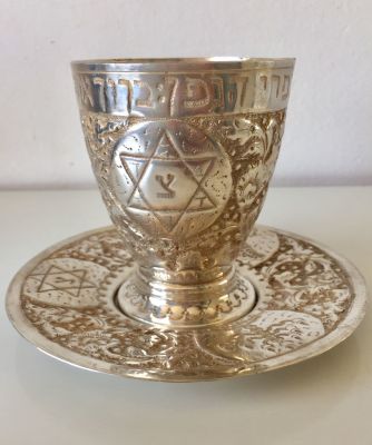 סט גביע קידוש וצלחת מכסף. עבודת יד פרסית. ישן מאוד. עבודת שטיכל של מוטיבים יהודיים. מיוחד מאוד. 