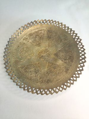צלחת כסף פרסית ישנה מאוד. עבודת יד מהממת עם ניסור וחריטות. חתום. 
קוטר: 16 ס"מ.
