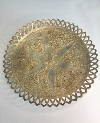 צלחת כסף פרסית ישנה מאוד. עבודת יד מהממת עם ניסור וחריטות. חתום. 
קוטר: 15.5 ס"מ.