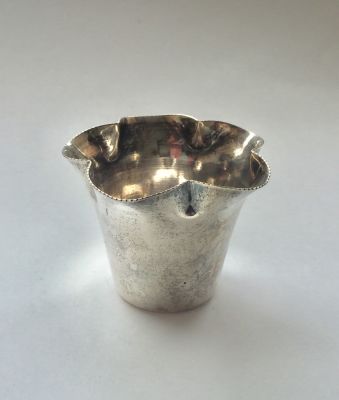 כוסית כסף ישנה מעוצבת כראש פרח. חתום.