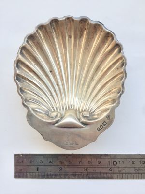 קערת כסף בצורת צדף להגשה או לנוי. תוצרת אנגליה. מיוחד מאוד. 
מידות: 12.5X10.5 ס"מ. 
גובה: כ- 