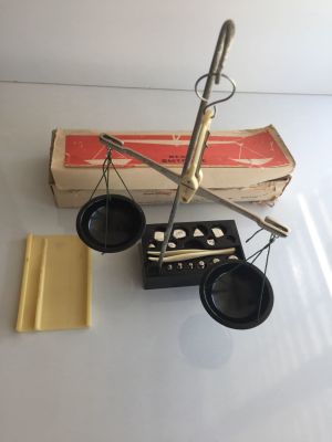 מאזניים לתכשיטן/צורף וכד׳. 
פריט מיוחד באריזה מקורית.