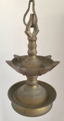 מנורת שמן עתיקה, גדולה מאוד, מברונזה לתליה מהתקרה. כולל פתילות מקוריות. מצב מצוין. נדיר.