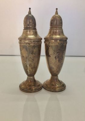 זוג מלחיות כסף יפות ומרשימות. חתום.