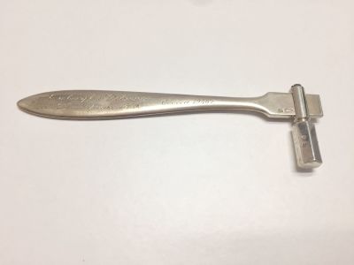 כלי כסף רוסי עתיק מתקופת הצאר המאה ה-19. נראה ששימש כסוג של פטיש או מפתח הטענה כלשהו. חתום. 