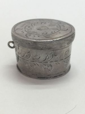 קופסת כסף עתיקה, עבודת יד. לא חתום (כסף נבדק). 
חריטות אומנות מסביב. ככל הנראה שימש לטבק או 
