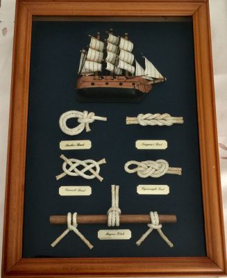 לוח תצוגה מרהיב של קשרים ימיים Knot Board. 
ממוסגר במסגרת עומק מרשימה עם זכוכית ומסגרת עץ